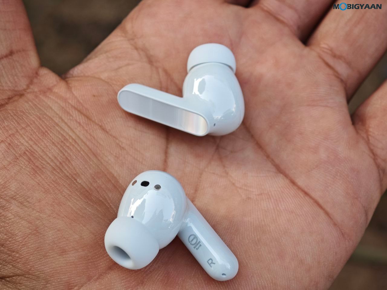 moto buds Review Design 16